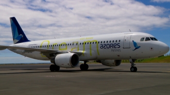 Avião da Azores Airlines imobilizado devido a Bird Strike