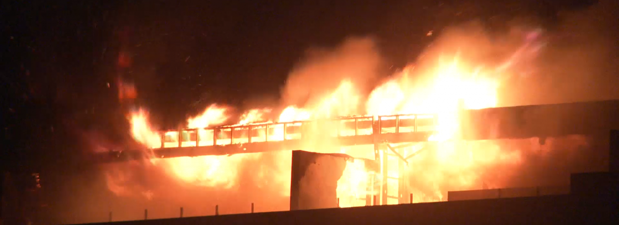 Imagem de Chamas destruíram grande parte do edifício de um hotel e ameaçaram casas na Lagoa