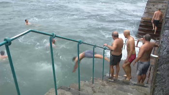 Primeiro banho do ano em Angra do Heroísmo