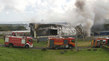 Imagem de Incêndio destrói armazém na freguesia do Livramento
