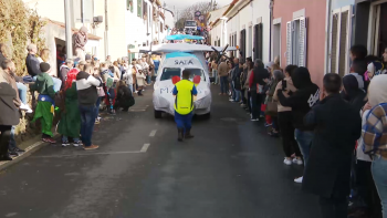 Imagem de Centenas de pessoas desfilaram no corso de Carnaval do Pico da Pedra