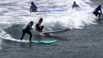 Imagem de Dia da Mulher: Festival Sargo promove aula aberta de surf