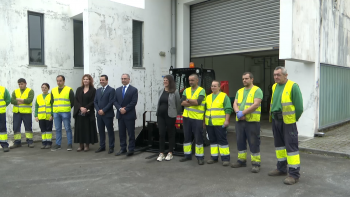 Imagem de Presidente do Governo entrega novo equipamento ao Centro de Resíduos nas Flores