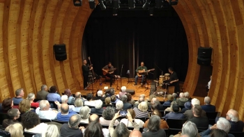 Imagem de Aníbal Raposo enche Auditório do Museu das Lajes em concerto intimista