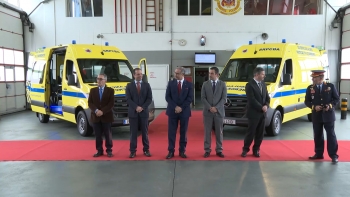 Imagem de Governo entrega duas novas ambulâncias aos Bombeiros da Ribeira Grande