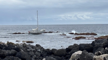 Imagem de Iate encalhado junto a Porto Martins não trouxe danos pessoais nem foco de poluição