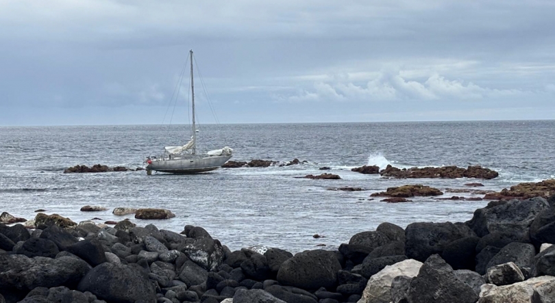 Imagem de Iate encalhado junto a Porto Martins não trouxe danos pessoais nem foco de poluição