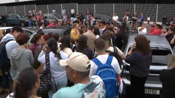 Imagem de Manifestação em Rabo de Peixe: Pais pedem justiça por alegados maus tratos a crianças