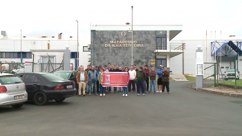 Imagem de Trabalhadores dos matadouros suspendem greve e esperam que Governo pague retroativos