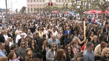Imagem de Milhares de fiéis acompanham a procissão do Senhor Santo Cristo dos Milagres