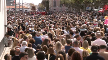 Imagem de Milhares de emigrantes e peregrinos chegam para as festas do Senhor Santo Cristo dos Milagres