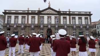 Imagem de Portas da CM Angra voltam a abrir para homenagear emigrantes