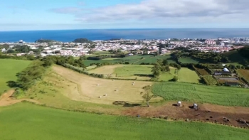 Imagem de Incêndio numa habitação clandestina junto à bomba da Galp em Ponta Delgada