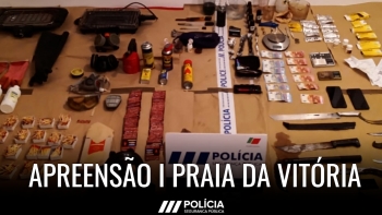 Imagem de Polícia apreende drogas e armas em busca domiciliária na Praia da Vitória