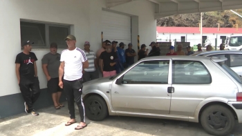 Imagem de Pescadores locais bloqueiam descargas no entreposto de frio de Santa Maria