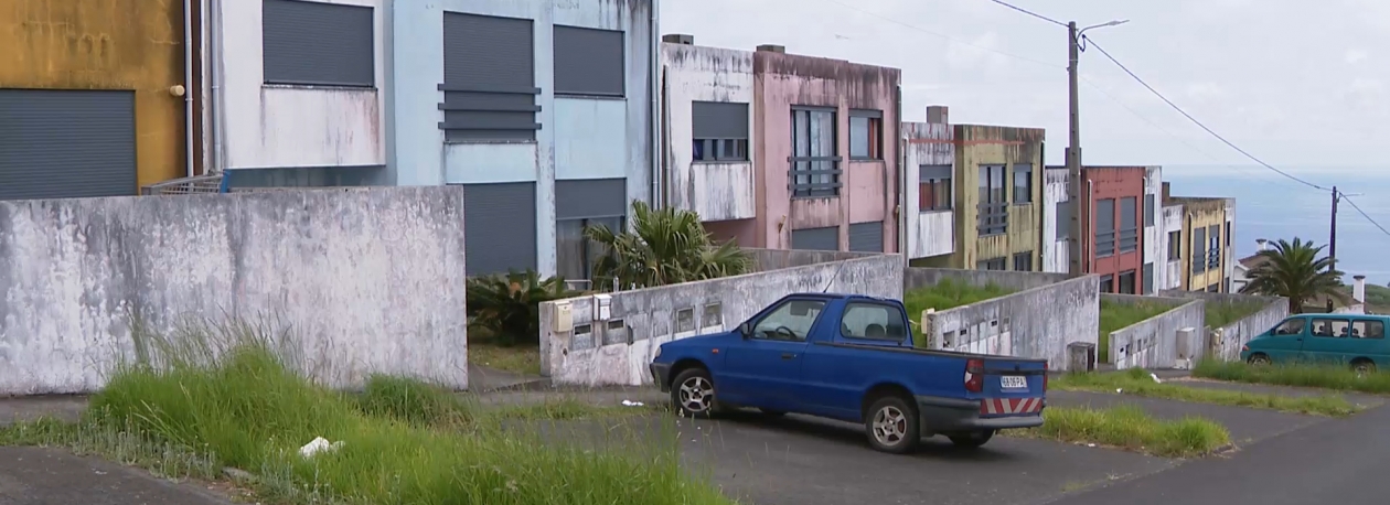 Imagem de Habitações construídas para sinistrados do sismo do Faial com problemas há anos