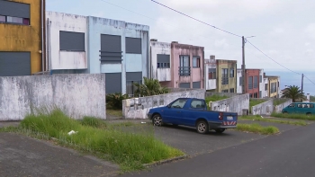 Imagem de Habitações construídas para sinistrados do sismo do Faial com problemas há anos