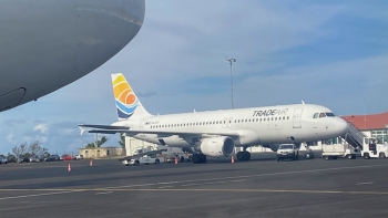 Imagem de Mantem-se imobilizado em Santa Maria avião que embateu num veículo de assistência em terra