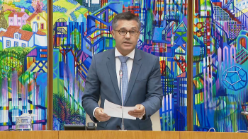 Imagem de Álamo Oliveira: Parlamento aprova voto de pesar e realça percurso notável do escritor