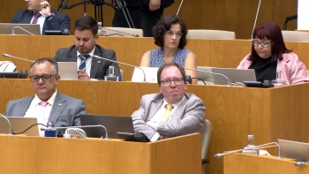 Imagem de Parlamento aprova anteproposta de lei que prevê redução de 90% no pagamento de Direitos de Autor