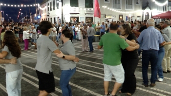 Imagem de Palco Chamarrita com muito procura nas Festas da Madalena
