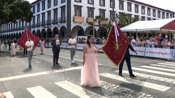Imagem de Coroação dos Impérios percorre ruas do centro histórico de Ponta Delgada
