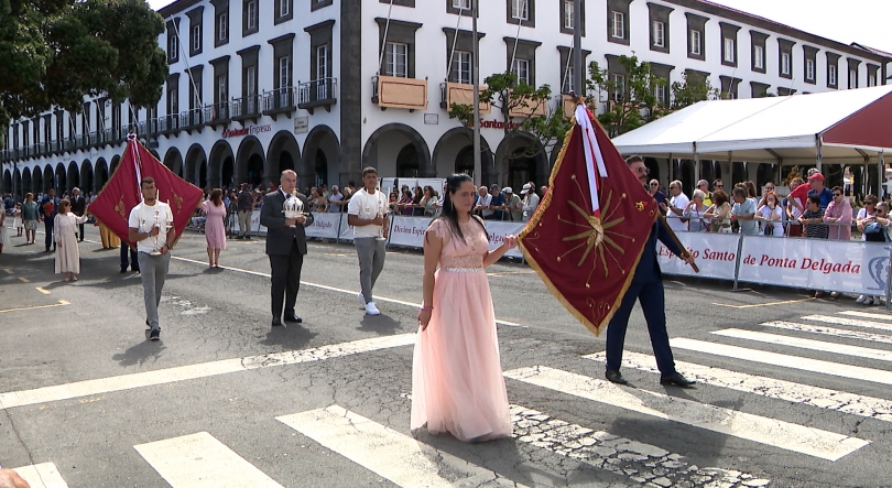Imagem de Coroação dos Impérios percorre ruas do centro histórico de Ponta Delgada
