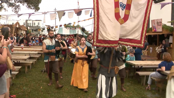 Imagem de Desfile de abertura marca início da 14ª edição da Feira Quinhentista