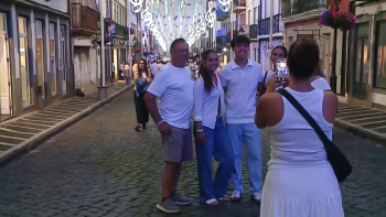 Imagem de Angra veste-se de branco e celebra o comércio local com Festa Branca até à meia noite