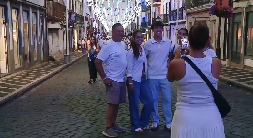Imagem de Angra veste-se de branco e celebra o comércio local com Festa Branca até à meia noite