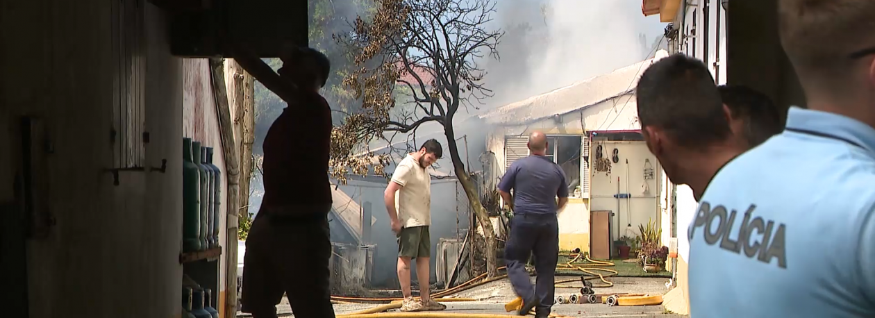 Imagem de Incêndio nos Arrifes faz um ferido ligeiro e deixa duas famílias desalojadas