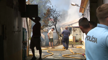 Imagem de Incêndio nos Arrifes faz um ferido ligeiro e deixa duas famílias desalojadas