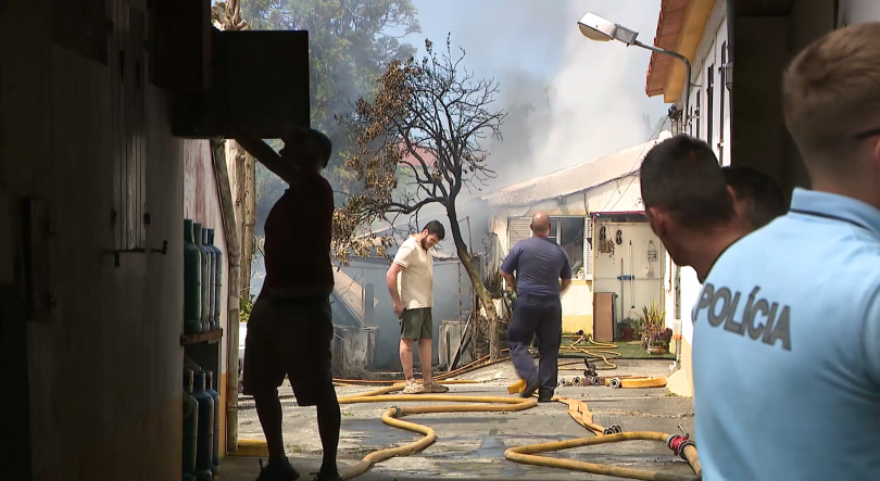 Imagem de Incêndio nos Arrifes faz um ferido ligeiro e deixa duas famílias desalojadas