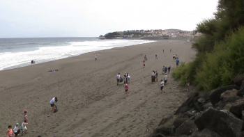 Imagem de Limpeza da praia do Monte Verde une empresa BEL e crianças da Casa do Povo da Ribeira Grande