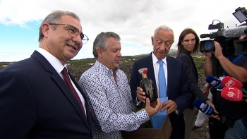 Imagem de Marcelo visita paisagem protegida da vinha do Pico