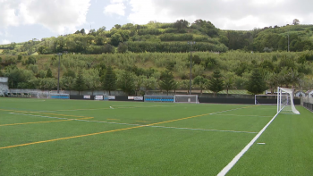 Imagem de Campo de Jogos Mestre José Leste em Água de Pau com novo relvado sintético
