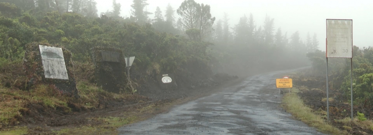 Imagem de Repavimentação da via de acesso à Montanha do Pico em execução
