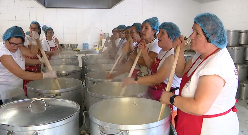 Imagem de Festas do Espírito Santo: Mais de 60 voluntárias preparam sopas e arroz doce
