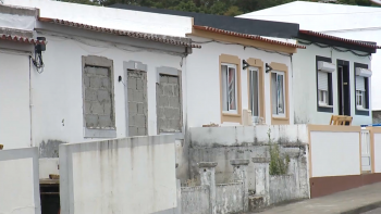 Imagem de Francisco César acusa Governo Regional de abandonar Habitação e desperdiçar PRR