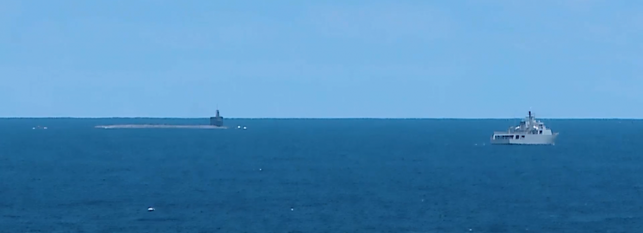 Imagem de Submarino americano reabastecido ao largo do porto da Praia da Vitória