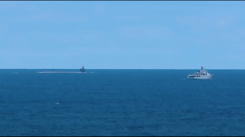 Imagem de Submarino americano reabastecido ao largo do porto da Praia da Vitória