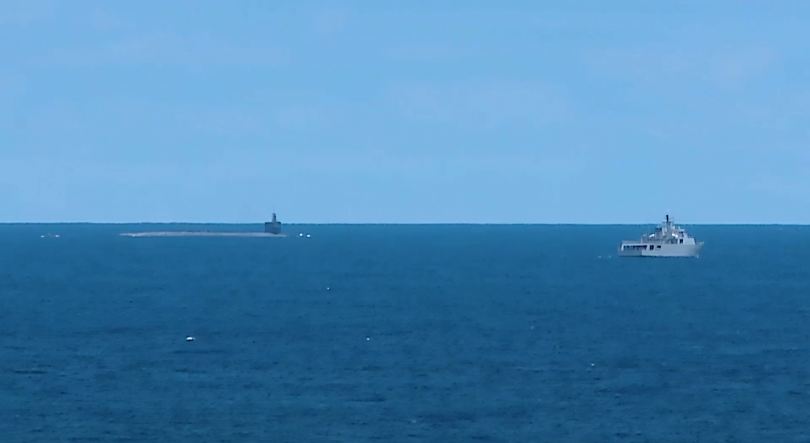 Imagem de Submarino americano reabastecido ao largo do porto da Praia da Vitória