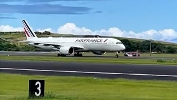 Imagem de Avião da Air France aterra de emergência na Terceira