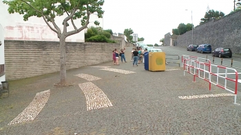 Imagem de Grupo de pais das Cinco Ribeiras recusa integração definitiva dos filhos Escola de São Bartolomeu