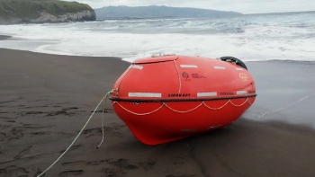 Imagem de Balsa salva-vidas canadiana desaparecida há meses dá à costa na praia de Santa Bárbara
