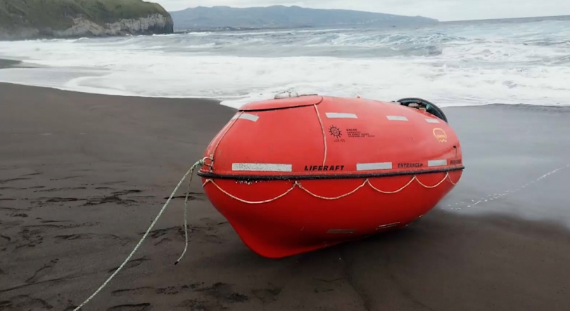 Imagem de Balsa salva-vidas canadiana desaparecida há meses dá à costa na praia de Santa Bárbara