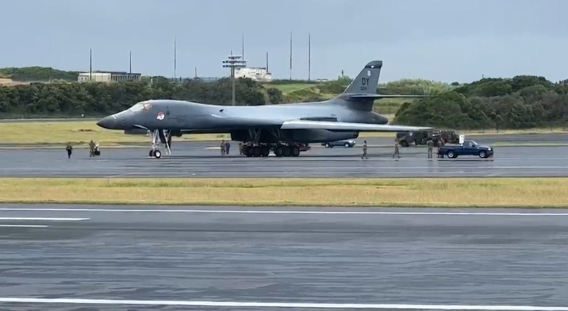Imagem de Bombardeiro B1 dos EUA aterrou esta manhã na Base das Lajes