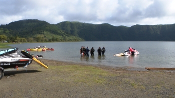 Imagem de Operações de busca na lagoa das Sete Cidades dificultadas pela falta de visibilidade