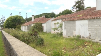 Imagem de Autarquia de Angra reclama cedência de 6 casas devolutas há mais de 10 anos