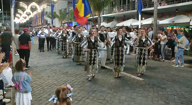 Imagem de Folk Azores realiza primeiro grande desfile com 15 grupos internacionais